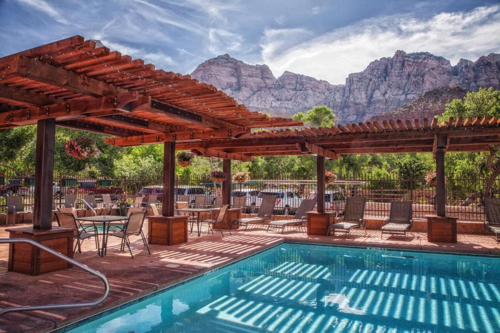 Cable Mountain Lodge at the pedestrian entrance to Zion National Park