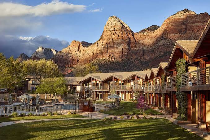 Stone Canyon Inn cottages looking toward the canyon walls in Tropic