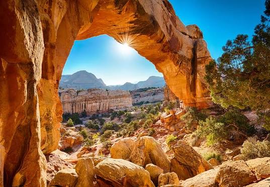 Hickman Bridge natural bridge in Capitol Reef National Park